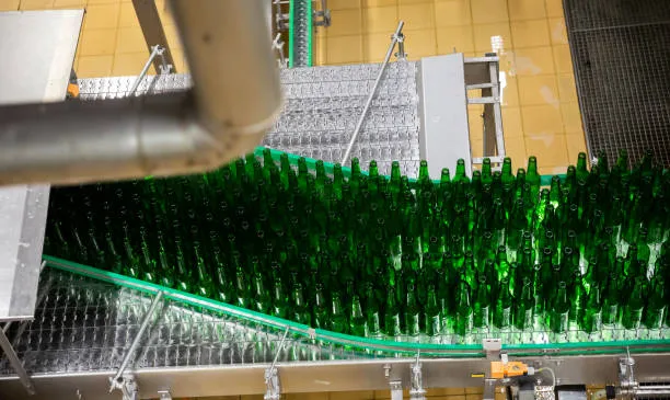imageye___-_imgi_25_bottles-of-beer-on-bottling-line.webp